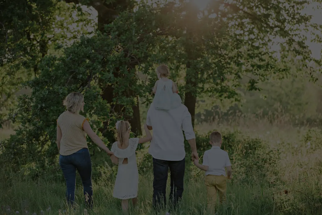 Rodzina podczas wspólnego spaceru w parku, fotografia z dotychczasowej strony przychodni